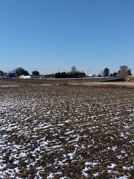 晩冬の雪解けの首都圏近郊の田んぼ風景