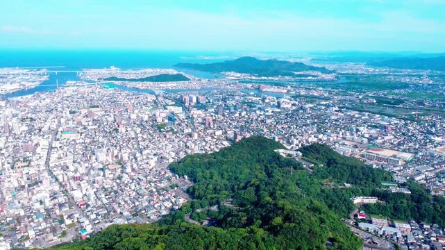 徳島の眉山と街の風景を空撮　4K