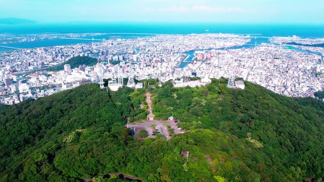 徳島の眉山と街の風景を空撮　4K