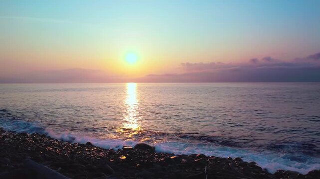 日の出が綺麗な海岸を空撮　4K