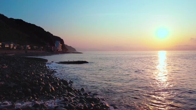 日の出が綺麗な海岸を空撮　4K