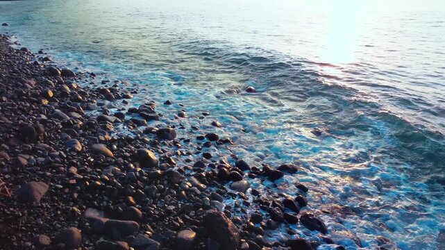 日の出が綺麗な海岸を空撮　4K
