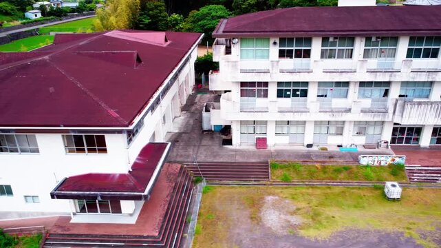 田舎の廃校を空撮　4K