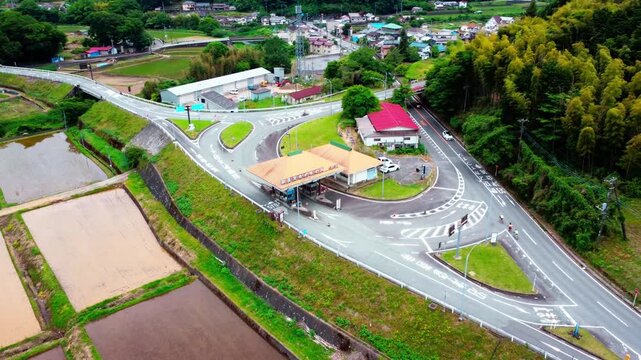 田舎の幹線道路を空撮　4K