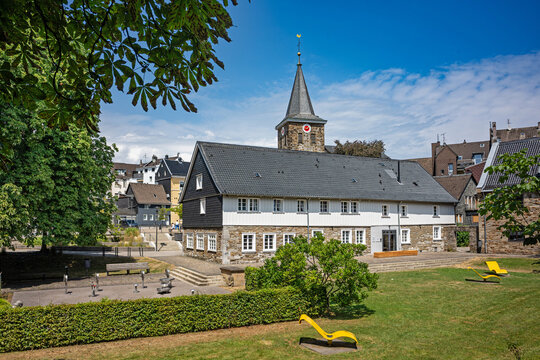 Velbert, Nordrhein-Westfalen, Deutschland - Die Alte Kirche am Offers sowie das denkmalgesch&uuml;tzte Fachwerkhaus, das als Au&szlig;enstelle des Standesamtes dient.