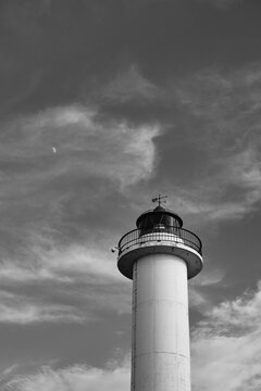 Faro de Lastres. Asturias. Foto en blanco y negro con la luna de fondo. Belleza marinera