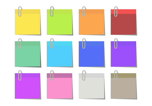 Notas adhesivas cuadradas de colores variados con clips met&aacute;licos