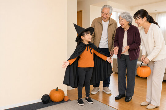 魔女の仮装を披露する孫娘を笑顔で迎える祖父母と娘