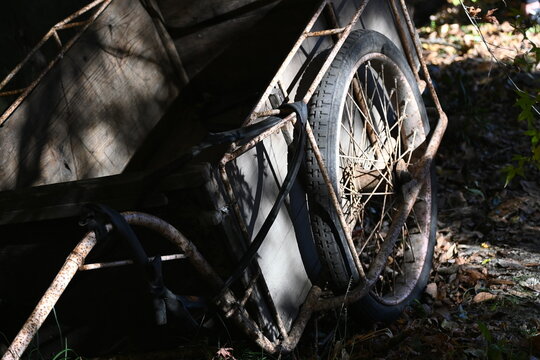 車輪と鉄枠が残る古い木製リヤカー