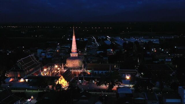 Wat Phra Mahathat Woramahawihan in Nakhon Si Thammarat Province is an ancient Buddhist site revered by the people and was declared the first World Heritage Site in Southern Thailand.
