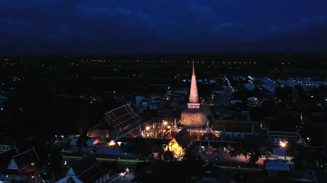 Wat Phra Mahathat Woramahawihan in Nakhon Si Thammarat Province is an ancient Buddhist site revered by the people and was declared the first World Heritage Site in Southern Thailand.
