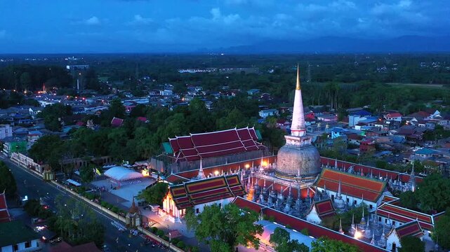 Wat Phra Mahathat Woramahawihan in Nakhon Si Thammarat Province is an ancient Buddhist site revered by the people and was declared the first World Heritage Site in Southern Thailand.
