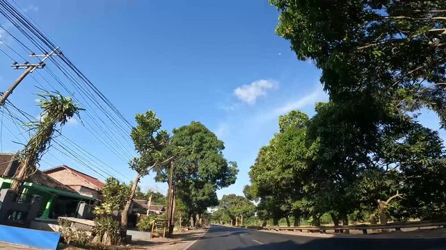 The atmosphere on the streets, reminiscent of the suburbs or countryside in Indonesia.
