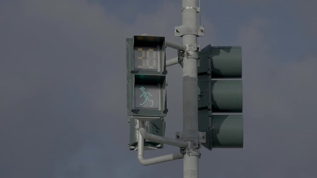 台湾の歩行者用信号機と雲の流れ