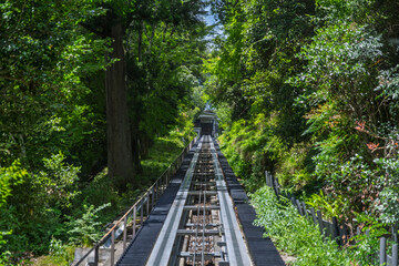 【 京都】新緑に包まれた鞍馬寺のケーブルカー軌道 © Japan_Travel