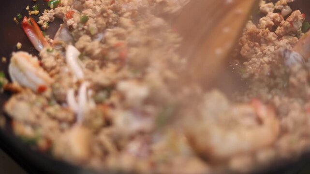 Stir-fry the shrimp, squid and minced pork with all the seasoning (no sound)