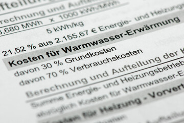 Fototapeta premium Auf der Nebenkostenabrechnung für eine Mietwohnung werden die einzelnen Positionen gemäß dem persönlichen Verbrauch berechnet.