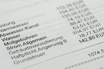 Fototapeta premium Auf der Nebenkostenabrechnung für eine Mietwohnung werden die einzelnen Positionen gemäß dem persönlichen Verbrauch berechnet.