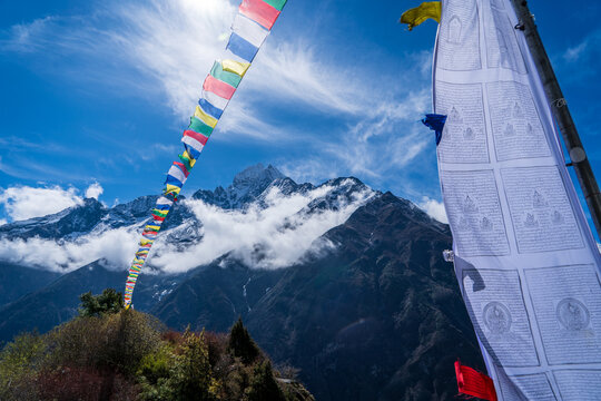 Banderas de colores con rezos budistas colgadas en la monta&ntilde;a y flameando al viento. En la regi&oacute;n del Everest, en Nepal.	