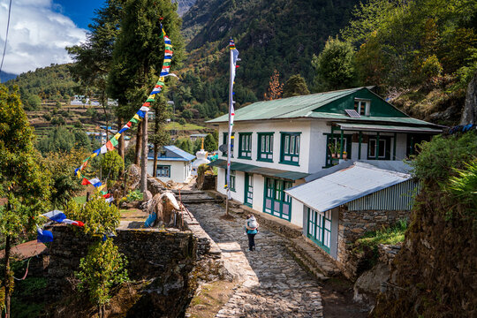 Vistas de los pueblitos de los himalayas, camino al campamento base del monte everest, en Nepal.