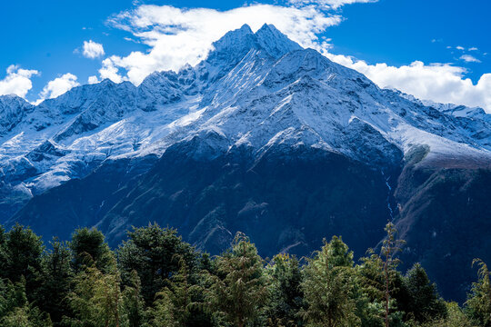 Vistas de hermosas monta&ntilde;as en los himalayas, en las cercan&iacute;as del monte everest.