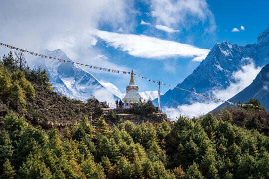 Estupa y banderas de rezos en las cercan&iacute;as de Namche Bazar, en el recorrido al campamento base del Everest	