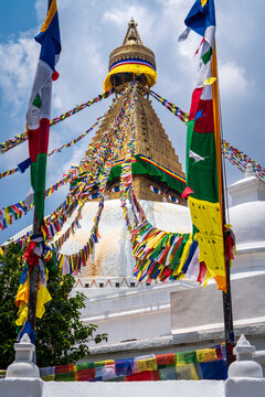 Estupa budista boudhanath de la ciudad de Katmand&uacute;, en Nepal, con sus banderas y decorados budistas.