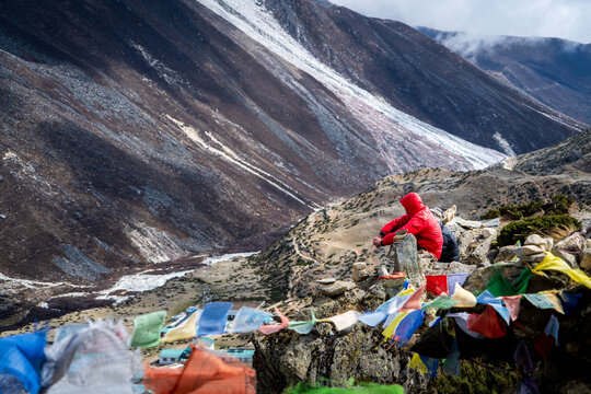 Senderista descansado en un mirador del pueblito de Dingboche, en los Himalayas de Nepal. Camino al Campamento Base del Everest.
