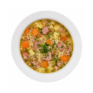 Herzhafte Graupensuppe mit Kartoffeln, M&ouml;hren, Wurst und Kr&auml;utern, ein deutscher Klassiker auf wei&szlig;em Teller, aus der Vogelperspektive isoliert fotografiert.