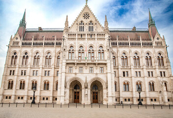 Obraz premium historic architecture of budapest parliament in soft natural daylight