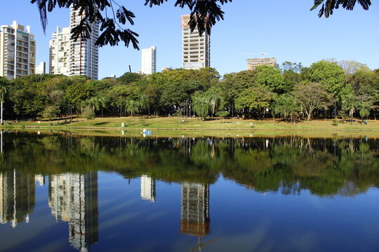 Detalhe do Parque Vaca Brava em Goiania, com um lago de &aacute;guas l&iacute;mpidas refletindo a imagem dos predios.