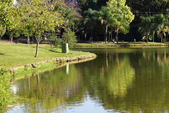 Um &acirc;ngulo do Parque Vaca Brava, muito arborizado, com um lago de &aacute;guas l&iacute;mpidas.