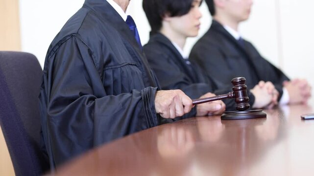 法廷で木槌を打つ裁判官の手元
