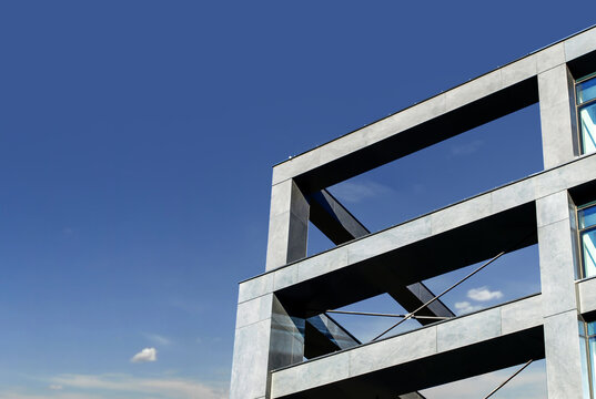 Diagonal concrete frame structure