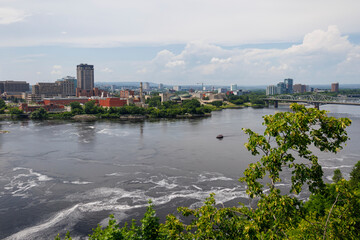Obraz premium OTTAWA, CANADA - JULY 10, 2025: Scenic view of historic buildings