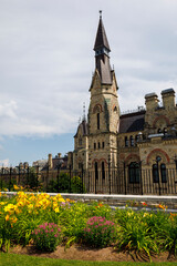 Obraz premium OTTAWA, CANADA - JULY 10, 2025: Scenic view of historic buildings