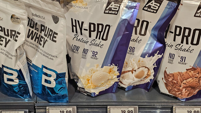 Protein powder bags for fitness and bodybuilding supplements