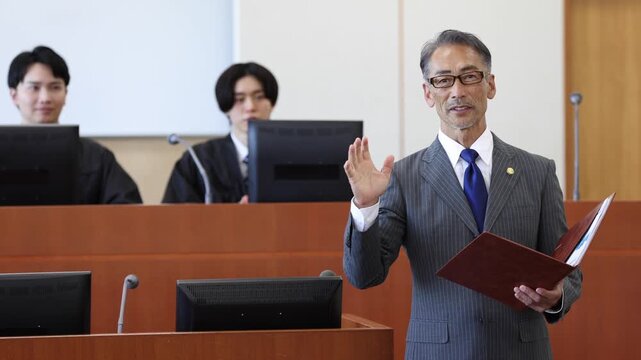 法廷で弁論を行う日本人弁護士