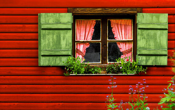Fenster mit karierten Gardinen und gr&uuml;nen Fensterl&auml;den