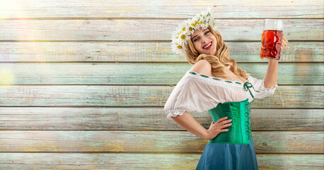 Naklejka premium Midsummer woman waitress serving big beer mugs on wooden background. Blonde girl with wreath daisies flowers in her hair celebrating traditional beer festival in summer or spring