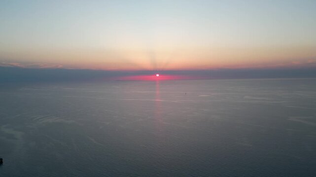 tramonto sul mare in estate con i gabbiani
