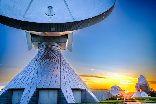 Radio telescope of a satellite earth station