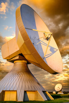 Radio telescope of a satellite earth station