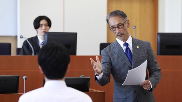 法廷で弁論を行う日本人弁護士