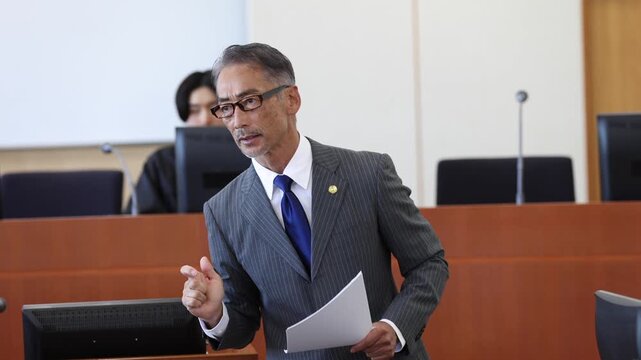 法廷で弁論を行う日本人弁護士