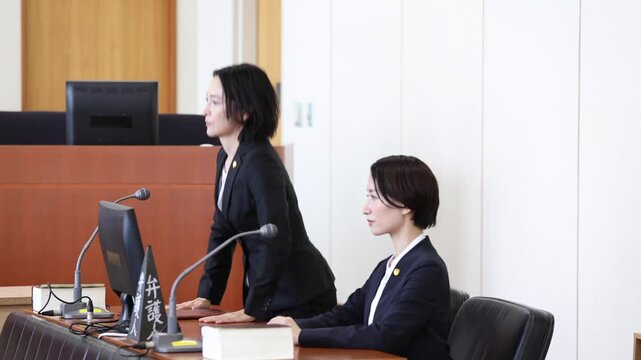 法廷で審理に臨む女性弁護人　意義あり