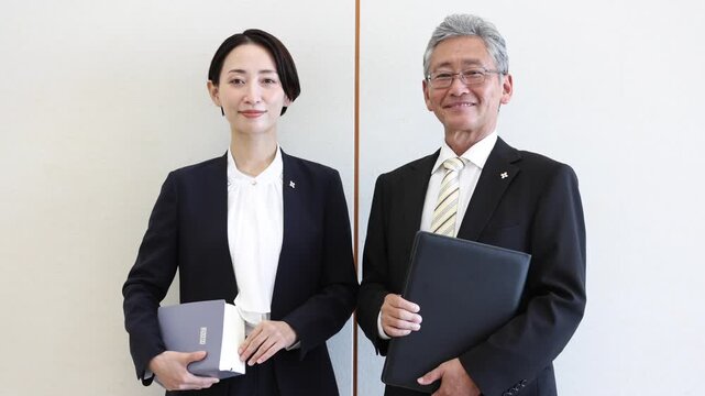 法廷に立つ男女の検事ポートレート