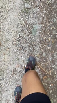 Camminare su sentiero di montagna