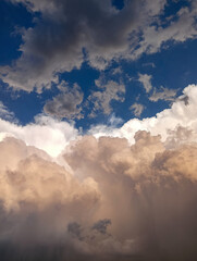 Obraz premium A large thundercloud over the city. Color photograph of a large rain cloud over a city during the daytime.