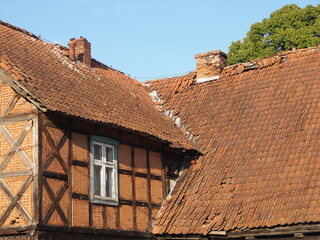 Stary zniszczony dach © EwaAF